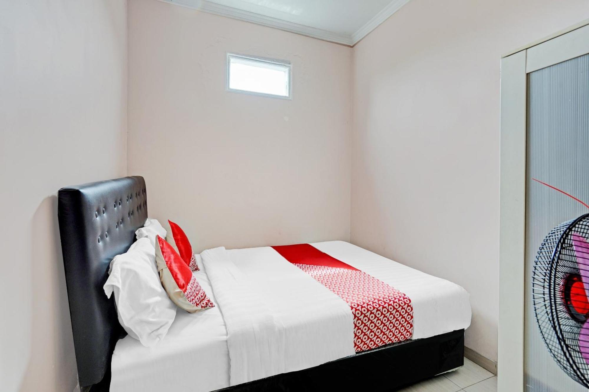 Oyo 90234 Dhoho Family Guest House Kediri  Exterior foto