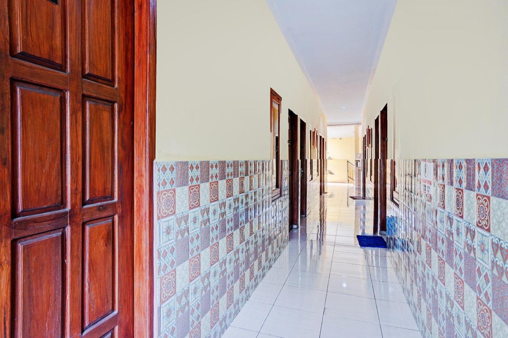 Oyo 90234 Dhoho Family Guest House Kediri  Exterior foto